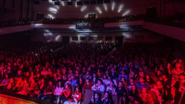 Odessa, Ukrayna-12 Nisan 2019: rock konseri Alekseev 'de seyirci kitleleri müzik gösterisi sırasında. Mutlu insanlar kalabalık rock konseri zevk, ellerini yükseltmek ve ellerini alkış, podyumda seyirci