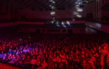 Odessa, Ukrayna-12 Nisan 2019: rock konseri Alekseev 'de seyirci kitleleri müzik gösterisi sırasında. Mutlu insanlar kalabalık rock konseri zevk, ellerini yükseltmek ve ellerini alkış, podyumda seyirci
