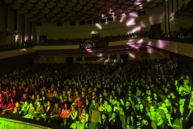 Odessa, Ukrayna-12 Nisan 2019: rock konseri Alekseev 'de seyirci kitleleri müzik gösterisi sırasında. Mutlu insanlar kalabalık rock konseri zevk, ellerini yükseltmek ve ellerini alkış, podyumda seyirci