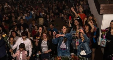 Odessa, Ukrayna-12 Nisan 2019: rock konseri Alekseev 'de seyirci kitleleri müzik gösterisi sırasında. Mutlu insanlar kalabalık rock konseri zevk, ellerini yükseltmek ve ellerini alkış, podyumda seyirci