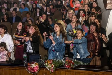 Odessa, Ukrayna-12 Nisan 2019: rock konseri Alekseev 'de seyirci kitleleri müzik gösterisi sırasında. Mutlu insanlar kalabalık rock konseri zevk, ellerini yükseltmek ve ellerini alkış, podyumda seyirci