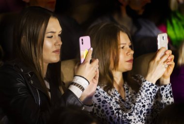 Odessa, Ukrayna-12 Nisan 2019: rock konseri Alekseev 'de seyirci kitleleri müzik gösterisi sırasında. Mutlu insanlar kalabalık rock konseri zevk, ellerini yükseltmek ve ellerini alkış, podiu üzerinde seyirci