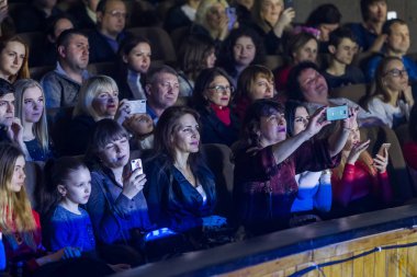 Odessa, Ukrayna-12 Nisan 2019: rock konseri Alekseev 'de seyirci kitleleri müzik gösterisi sırasında. Mutlu insanlar kalabalık rock konseri zevk, ellerini yükseltmek ve ellerini alkış, podiu üzerinde seyirci