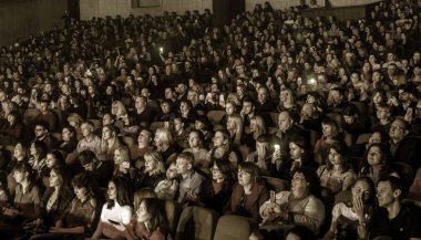Odessa, Ukrayna-12 Nisan 2019: rock konseri Alekseev 'de seyirci kitleleri müzik gösterisi sırasında. Mutlu insanlar kalabalık rock konseri zevk, ellerini yükseltmek ve ellerini alkış, podiu üzerinde seyirci