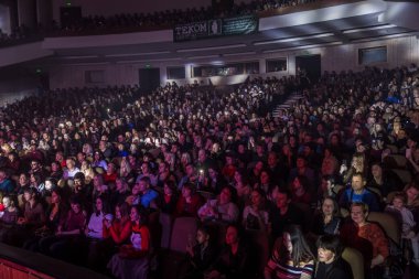 Odessa, Ukrayna-12 Nisan 2019: rock konseri Alekseev 'de seyirci kitleleri müzik gösterisi sırasında. Mutlu insanlar kalabalık rock konseri zevk, ellerini yükseltmek ve ellerini alkış, podiu üzerinde seyirci