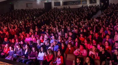 Odessa, Ukrayna-12 Nisan 2019: rock konseri Alekseev 'de seyirci kitleleri müzik gösterisi sırasında. Mutlu insanlar kalabalık rock konseri zevk, ellerini yükseltmek ve ellerini alkış, podiu üzerinde seyirci