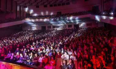 Odessa, Ukrayna-12 Nisan 2019: rock konseri Alekseev 'de seyirci kitleleri müzik gösterisi sırasında. Mutlu insanlar kalabalık rock konseri zevk, ellerini yükseltmek ve ellerini alkış, podiu üzerinde seyirci