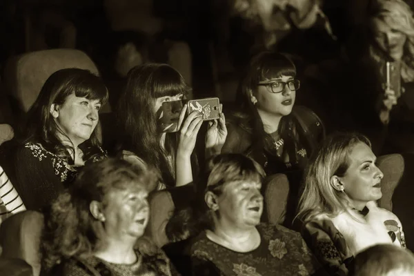 オデッサ ウクライナ 2019 音楽ショーの間にロックコンサート Alekseev で観客の群衆 幸せな人々の群衆は ロックコンサートを楽しむ 手を上げ 彼の手を拍手 — ストック写真