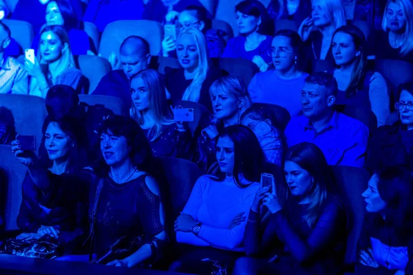 オデッサ ウクライナ 2019 音楽ショーの間にロックコンサート Alekseev で観客の群衆 幸せな人々の群衆は ロックコンサートを楽しむ 手を上げ 彼の手を拍手 — ストック写真