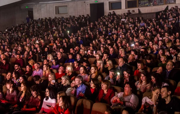 Odessa Ukraina Kwietnia 2019 Tłum Widzów Koncert Rockowy Alekseev Podczas — Zdjęcie stockowe