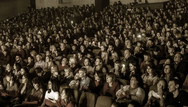 Odessa Ukraina Kwietnia 2019 Tłum Widzów Koncert Rockowy Alekseev Podczas — Zdjęcie stockowe