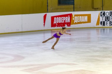 Odessa, Ukrayna-11 Nis 2019: küçük çocuklar stadyum buz arenada artistik buz pateni. Küçük kızlar paten yapmayı öğrenir. Artistik buz pateni Okulu. Genç patenci kapalı pistte tren. Genç spor kızlar