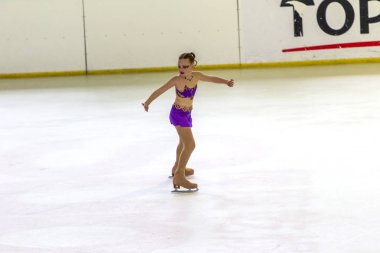 Odessa, Ukrayna-11 Nis 2019: küçük çocuklar stadyum buz arenada artistik buz pateni. Küçük kızlar paten yapmayı öğrenir. Artistik buz pateni Okulu. Genç patenci kapalı pistte tren. Genç spor kızlar