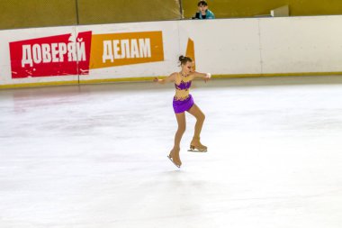 Odessa, Ukrayna-11 Nis 2019: küçük çocuklar stadyum buz arenada artistik buz pateni. Küçük kızlar paten yapmayı öğrenir. Artistik buz pateni Okulu. Genç patenci kapalı pistte tren. Genç spor kızlar