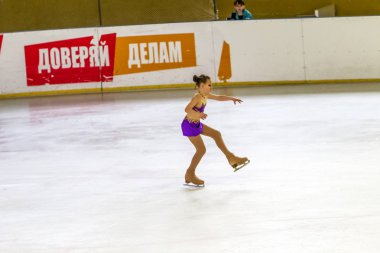 Odessa, Ukrayna-11 Nis 2019: küçük çocuklar stadyum buz arenada artistik buz pateni. Küçük kızlar paten yapmayı öğrenir. Artistik buz pateni Okulu. Genç patenci kapalı pistte tren. Genç spor kızlar