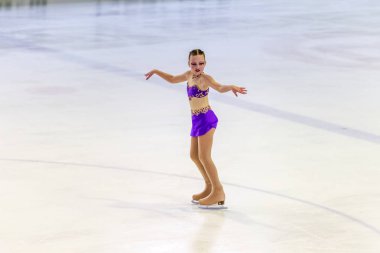 Odessa, Ukrayna-11 Nis 2019: küçük çocuklar stadyum buz arenada artistik buz pateni. Küçük kızlar paten yapmayı öğrenir. Artistik buz pateni Okulu. Genç patenci kapalı pistte tren. Genç spor kızlar