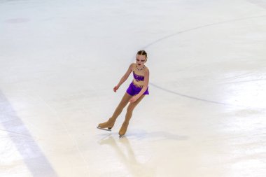 Odessa, Ukrayna-11 Nis 2019: küçük çocuklar stadyum buz arenada artistik buz pateni. Küçük kızlar paten yapmayı öğrenir. Artistik buz pateni Okulu. Genç patenci kapalı pistte tren. Genç spor kızlar