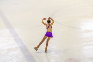 Odessa, Ukrayna-11 Nis 2019: küçük çocuklar stadyum buz arenada artistik buz pateni. Küçük kızlar paten yapmayı öğrenir. Artistik buz pateni Okulu. Genç patenci kapalı pistte tren. Genç spor kızlar