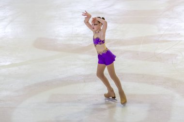 Odessa, Ukrayna-11 Nis 2019: küçük çocuklar stadyum buz arenada artistik buz pateni. Küçük kızlar paten yapmayı öğrenir. Artistik buz pateni Okulu. Genç patenci kapalı pistte tren. Genç spor kızlar