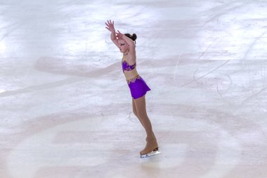 Odessa, Ukrayna-11 Nis 2019: küçük çocuklar stadyum buz arenada artistik buz pateni. Küçük kızlar paten yapmayı öğrenir. Artistik buz pateni Okulu. Genç patenci kapalı pistte tren. Genç spor kızlar