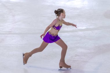 Odessa, Ukrayna-11 Nis 2019: küçük çocuklar stadyum buz arenada artistik buz pateni. Küçük kızlar paten yapmayı öğrenir. Artistik buz pateni Okulu. Genç patenci kapalı pistte tren. Genç spor kızlar