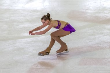 Odessa, Ukrayna-11 Nis 2019: küçük çocuklar stadyum buz arenada artistik buz pateni. Küçük kızlar paten yapmayı öğrenir. Artistik buz pateni Okulu. Genç patenci kapalı pistte tren. Genç spor kızlar