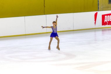 Odessa, Ukrayna-11 Nis 2019: küçük çocuklar stadyum buz arenada artistik buz pateni. Küçük kızlar paten yapmayı öğrenir. Artistik buz pateni Okulu. Genç patenci kapalı pistte tren. Genç spor kızlar