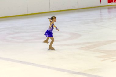 Odessa, Ukrayna-11 Nis 2019: küçük çocuklar stadyum buz arenada artistik buz pateni. Küçük kızlar paten yapmayı öğrenir. Artistik buz pateni Okulu. Genç patenci kapalı pistte tren. Genç spor kızlar