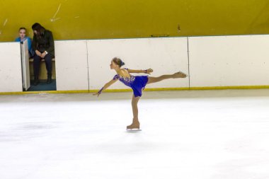 Odessa, Ukrayna-11 Nis 2019: küçük çocuklar stadyum buz arenada artistik buz pateni. Küçük kızlar paten yapmayı öğrenir. Artistik buz pateni Okulu. Genç patenci kapalı pistte tren. Genç spor kızlar