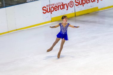 Odessa, Ukrayna-11 Nis 2019: küçük çocuklar stadyum buz arenada artistik buz pateni. Küçük kızlar paten yapmayı öğrenir. Artistik buz pateni Okulu. Genç patenci kapalı pistte tren. Genç spor kızlar