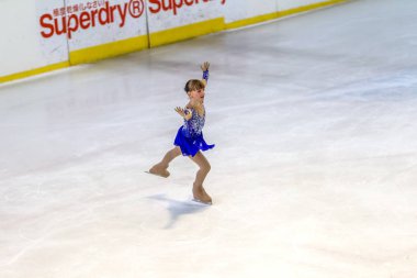 Odessa, Ukrayna-11 Nis 2019: küçük çocuklar stadyum buz arenada artistik buz pateni. Küçük kızlar paten yapmayı öğrenir. Artistik buz pateni Okulu. Genç patenci kapalı pistte tren. Genç spor kızlar
