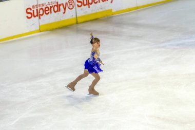 Odessa, Ukrayna-11 Nis 2019: küçük çocuklar stadyum buz arenada artistik buz pateni. Küçük kızlar paten yapmayı öğrenir. Artistik buz pateni Okulu. Genç patenci kapalı pistte tren. Genç spor kızlar
