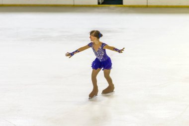 Odessa, Ukrayna-11 Nis 2019: küçük çocuklar stadyum buz arenada artistik buz pateni. Küçük kızlar paten yapmayı öğrenir. Artistik buz pateni Okulu. Genç patenci kapalı pistte tren. Genç spor kızlar