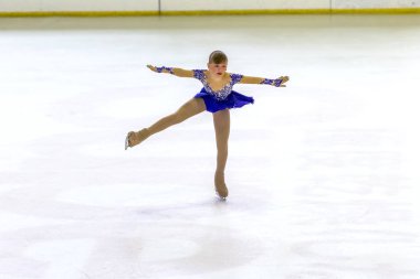 Odessa, Ukrayna-11 Nis 2019: küçük çocuklar stadyum buz arenada artistik buz pateni. Küçük kızlar paten yapmayı öğrenir. Artistik buz pateni Okulu. Genç patenci kapalı pistte tren. Genç spor kızlar