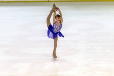 Odessa, Ukrayna-11 Nis 2019: küçük çocuklar stadyum buz arenada artistik buz pateni. Küçük kızlar paten yapmayı öğrenir. Artistik buz pateni Okulu. Genç patenci kapalı pistte tren. Genç spor kızlar