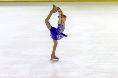 Odessa, Ukrayna-11 Nis 2019: küçük çocuklar stadyum buz arenada artistik buz pateni. Küçük kızlar paten yapmayı öğrenir. Artistik buz pateni Okulu. Genç patenci kapalı pistte tren. Genç spor kızlar