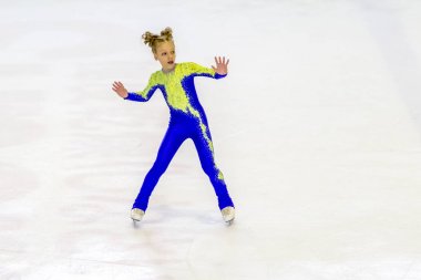 Odessa, Ukrayna-11 Nis 2019: küçük çocuklar stadyum buz arenada artistik buz pateni. Küçük kızlar paten yapmayı öğrenir. Artistik buz pateni Okulu. Genç patenci kapalı pistte tren. Genç spor kızlar