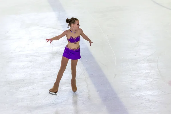오데사 우크라이나 2019 경기장의 아이스 아레나에 스케이팅 소녀는 스케이트를 배웁니다 — 스톡 사진