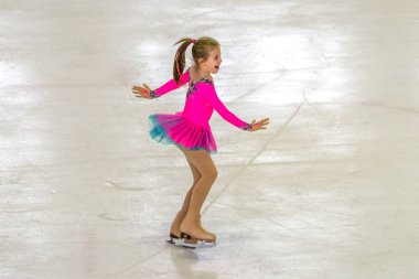 Odessa, Ukrayna-11 Nis 2019: küçük çocuklar stadyum buz arenada artistik buz pateni. Küçük kızlar paten yapmayı öğrenir. Artistik buz pateni Okulu. Genç patenci kapalı pistte tren. Genç spor kızlar