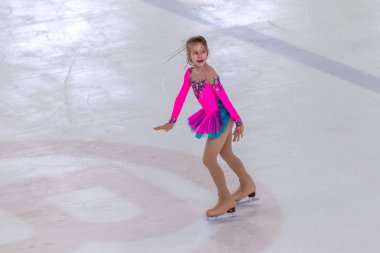 Odessa, Ukrayna-11 Nis 2019: küçük çocuklar stadyum buz arenada artistik buz pateni. Küçük kızlar paten yapmayı öğrenir. Artistik buz pateni Okulu. Genç patenci kapalı pistte tren. Genç spor kızlar