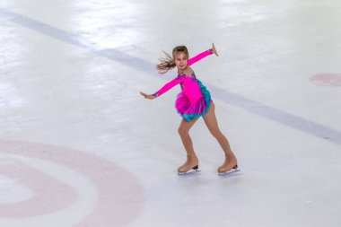 Odessa, Ukrayna-11 Nis 2019: küçük çocuklar stadyum buz arenada artistik buz pateni. Küçük kızlar paten yapmayı öğrenir. Artistik buz pateni Okulu. Genç patenci kapalı pistte tren. Genç spor kızlar