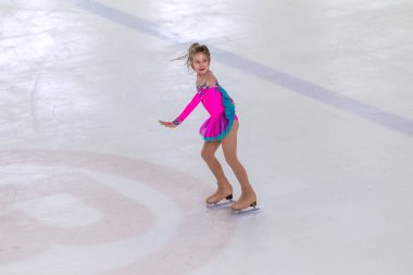 Odessa, Ukrayna-11 Nis 2019: küçük çocuklar stadyum buz arenada artistik buz pateni. Küçük kızlar paten yapmayı öğrenir. Artistik buz pateni Okulu. Genç patenci kapalı pistte tren. Genç spor kızlar