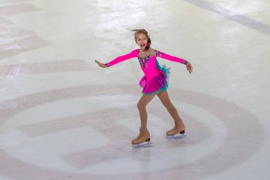 Odessa, Ukrayna-11 Nis 2019: küçük çocuklar stadyum buz arenada artistik buz pateni. Küçük kızlar paten yapmayı öğrenir. Artistik buz pateni Okulu. Genç patenci kapalı pistte tren. Genç spor kızlar