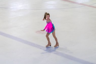 Odessa, Ukrayna-11 Nis 2019: küçük çocuklar stadyum buz arenada artistik buz pateni. Küçük kızlar paten yapmayı öğrenir. Artistik buz pateni Okulu. Genç patenci kapalı pistte tren. Genç spor kızlar