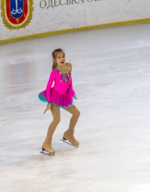 Odessa, Ukrayna-11 Nis 2019: küçük çocuklar stadyum buz arenada artistik buz pateni. Küçük kızlar paten yapmayı öğrenir. Artistik buz pateni Okulu. Genç patenci kapalı pistte tren. Genç spor kızlar