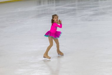 Odessa, Ukrayna-11 Nis 2019: küçük çocuklar stadyum buz arenada artistik buz pateni. Küçük kızlar paten yapmayı öğrenir. Artistik buz pateni Okulu. Genç patenci kapalı pistte tren. Genç spor kızlar