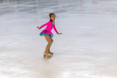 Odessa, Ukrayna-11 Nis 2019: küçük çocuklar stadyum buz arenada artistik buz pateni. Küçük kızlar paten yapmayı öğrenir. Artistik buz pateni Okulu. Genç patenci kapalı pistte tren. Genç spor kızlar