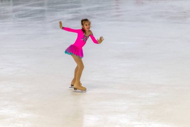 Odessa, Ukrayna-11 Nis 2019: küçük çocuklar stadyum buz arenada artistik buz pateni. Küçük kızlar paten yapmayı öğrenir. Artistik buz pateni Okulu. Genç patenci kapalı pistte tren. Genç spor kızlar