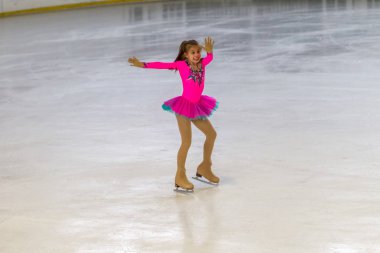 Odessa, Ukrayna-11 Nis 2019: küçük çocuklar stadyum buz arenada artistik buz pateni. Küçük kızlar paten yapmayı öğrenir. Artistik buz pateni Okulu. Genç patenci kapalı pistte tren. Genç spor kızlar