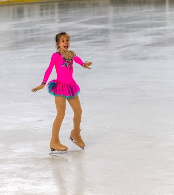 Odessa, Ukrayna-11 Nis 2019: küçük çocuklar stadyum buz arenada artistik buz pateni. Küçük kızlar paten yapmayı öğrenir. Artistik buz pateni Okulu. Genç patenci kapalı pistte tren. Genç spor kızlar